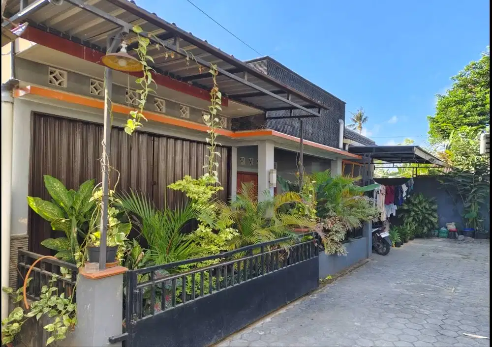 Rumah Disewakan, 3 KT, 2 KM, Carport 2 mobil, kursi tamu, meja makan