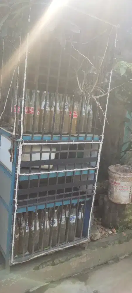 Rak bensin dan botol Coca cola ,fanta