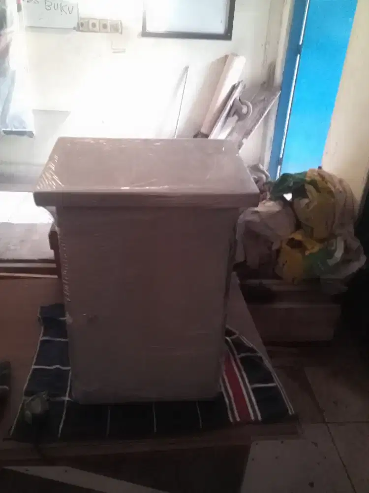 Menjual beberapa kebutuhan industri