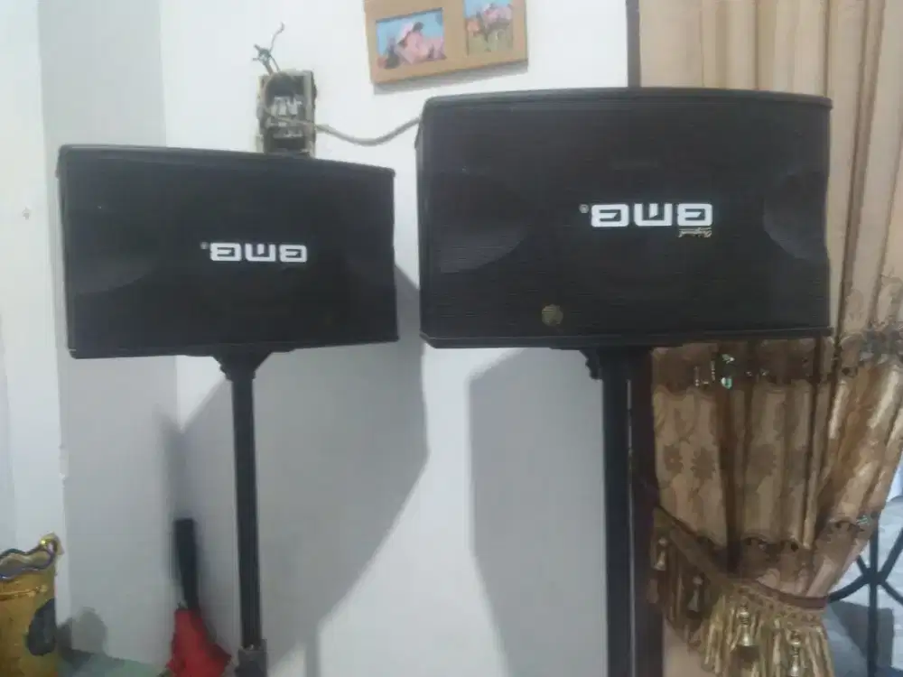 Speaker pasif berikut kaki Speaker merk BMB 10 inch