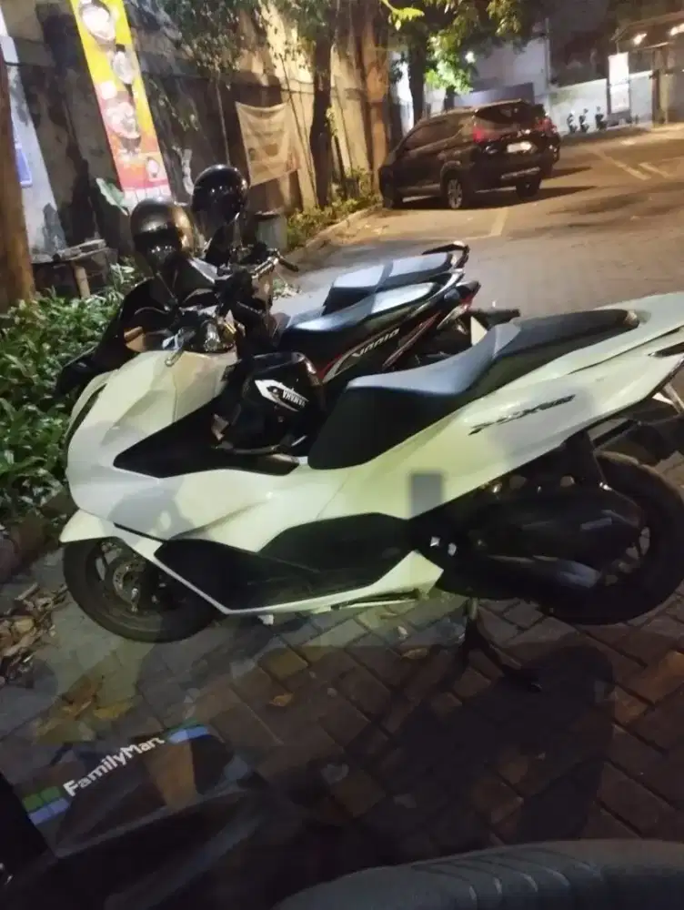 Honda PCX 2023 putih
