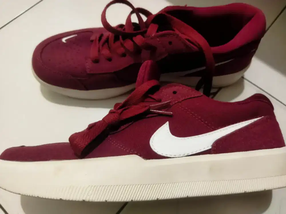 Nike sb merah maroon
