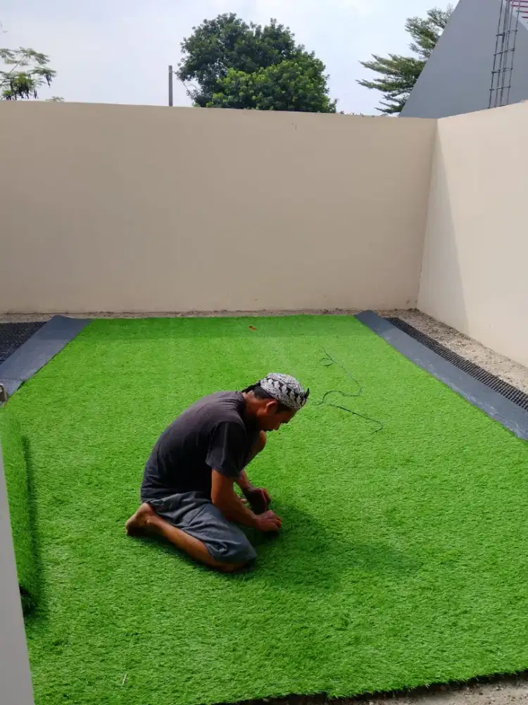 RUMPUT SINTETIS UNTUK TAMAN HALAMAN RUMAH HIJAU NAN INDAH-SIAP PASANG