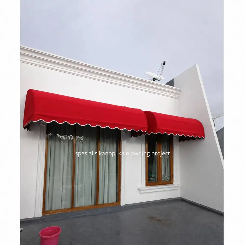 Kanopi Awning warna merah Elegan untuk Hunian Anda