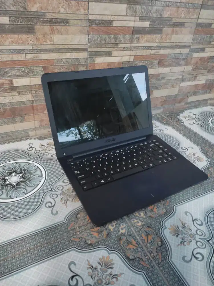 Laptop Asus Slim SSD 128GB RAM 4GB MULUS Siap kerjaa