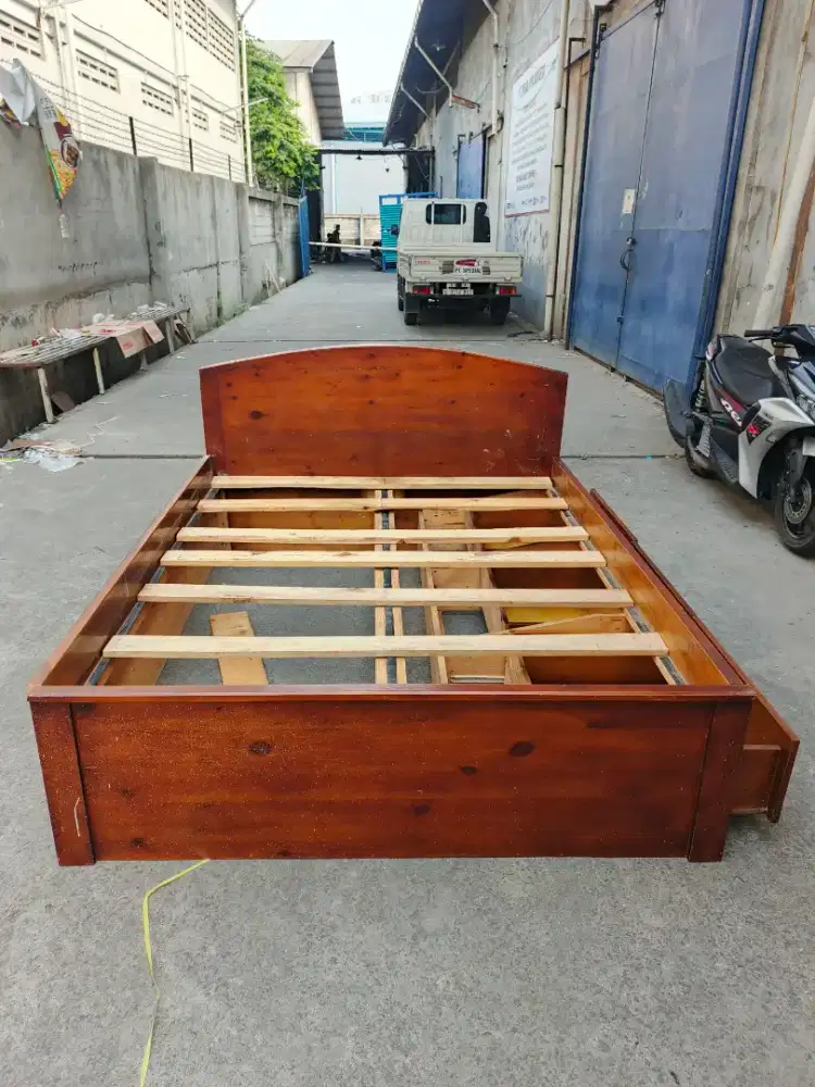 Dipan kayu bekas masih bagus