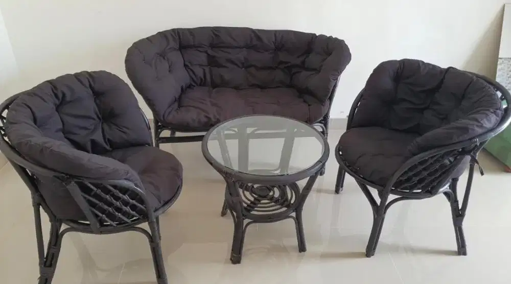 Kursi rotan dan meja