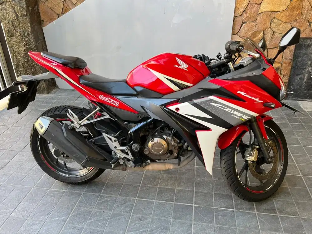 Dijual Motor CBR 150 Racing Red tahun 2016 bisa NEGO