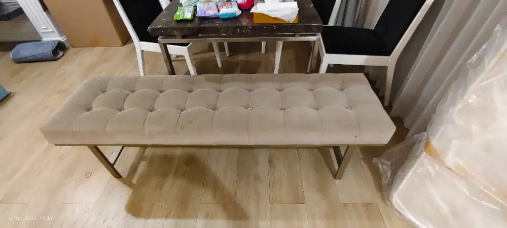 bangku panjang upholstered beludru/suede