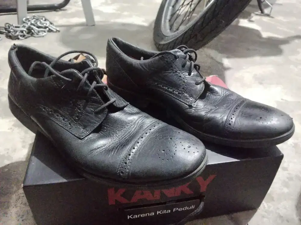 Sepatu kulit hitam
