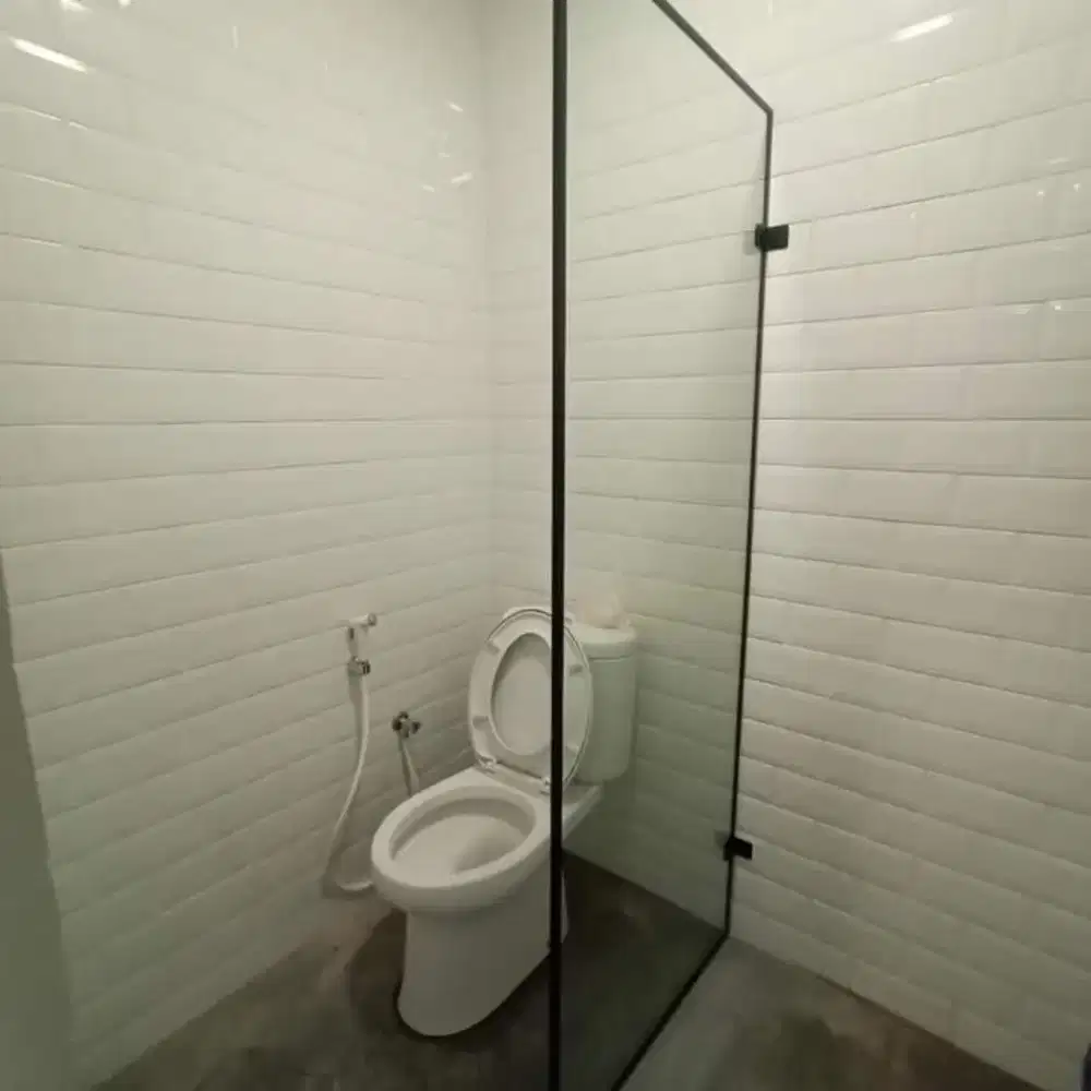 Kaca sekat kamar mandi