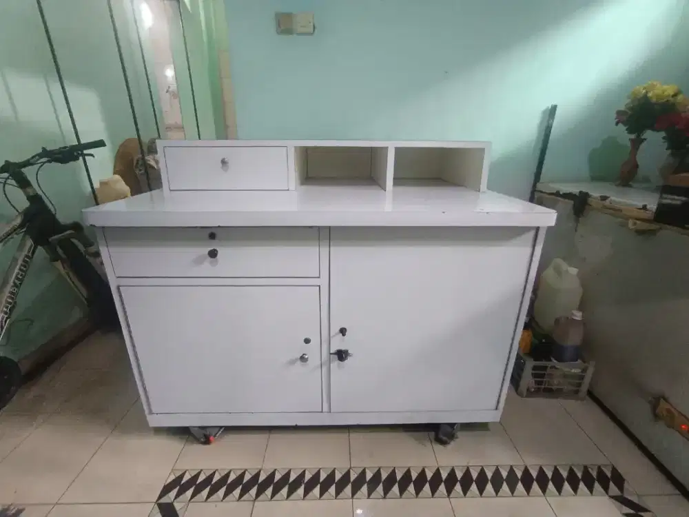 Meja Dagang, Meja Lemari