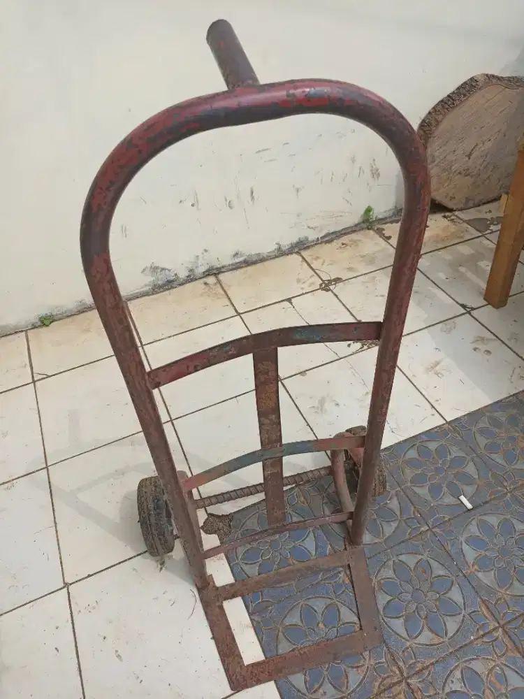 Troli dorong dan kranjang angkut galon