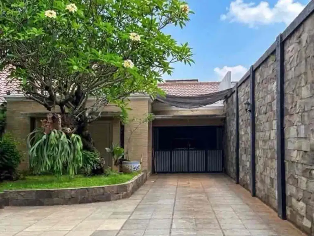 Di Jual Rumah Mewah Dengan kolam Renang Strategis di Duren Tiga