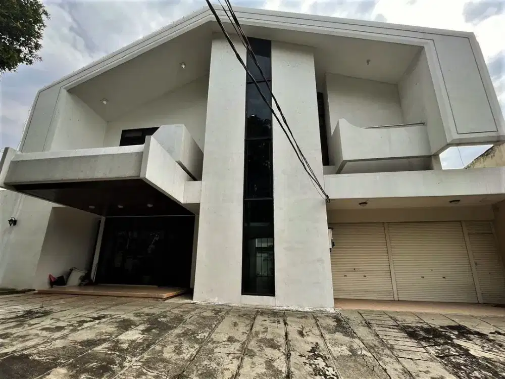 Rumah Besar Tepi Jalan di Mampang Prapatan, 2 Lantai Bagus
