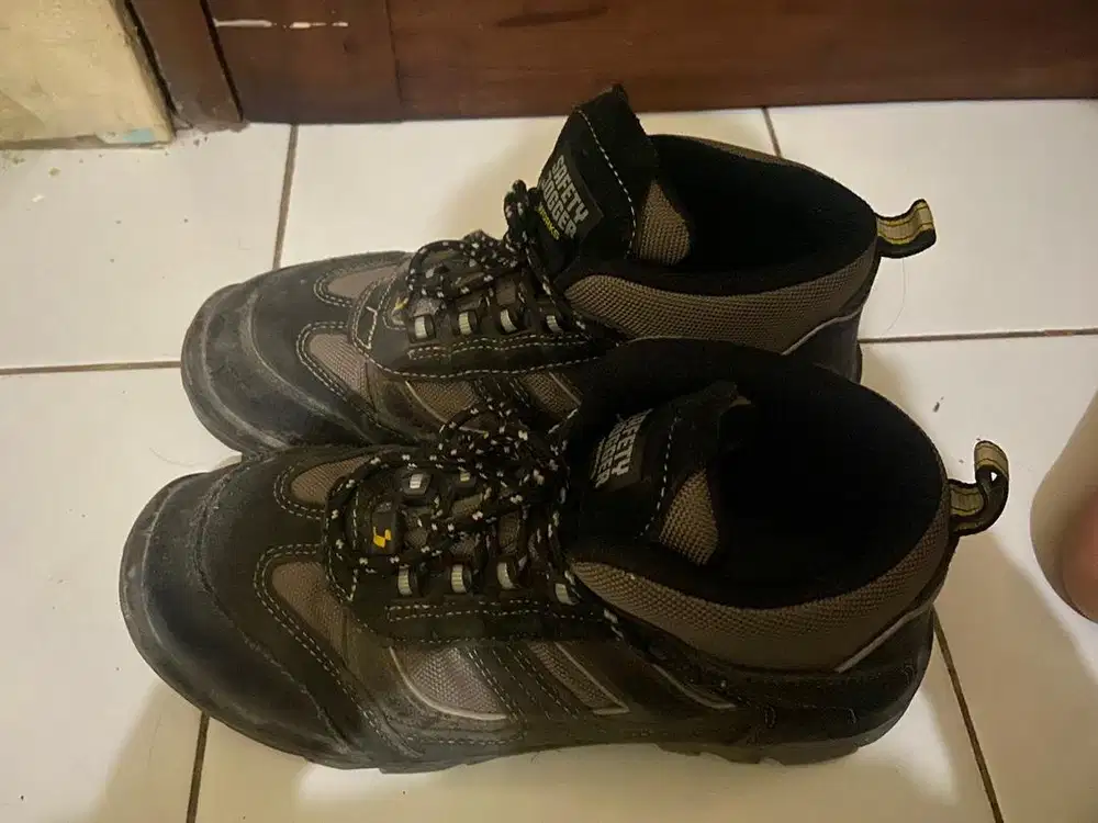Sepatu boot pria