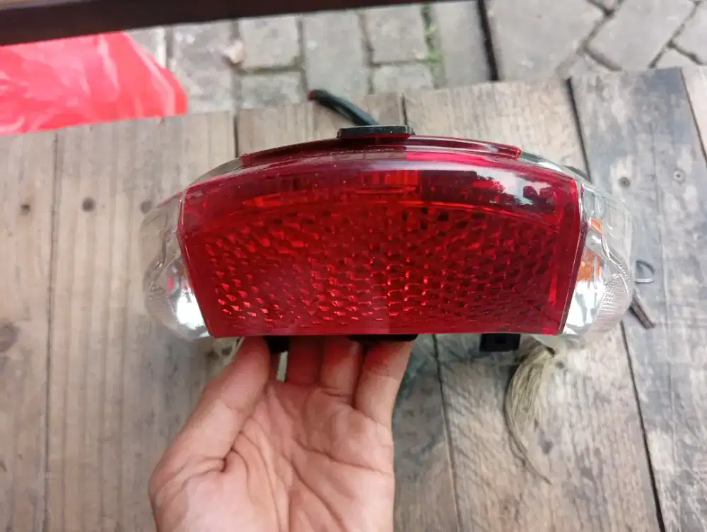 Lampu belakang vario 110 karbu Original