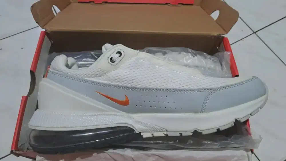 Sepatu Nike airmax pulse white size 44