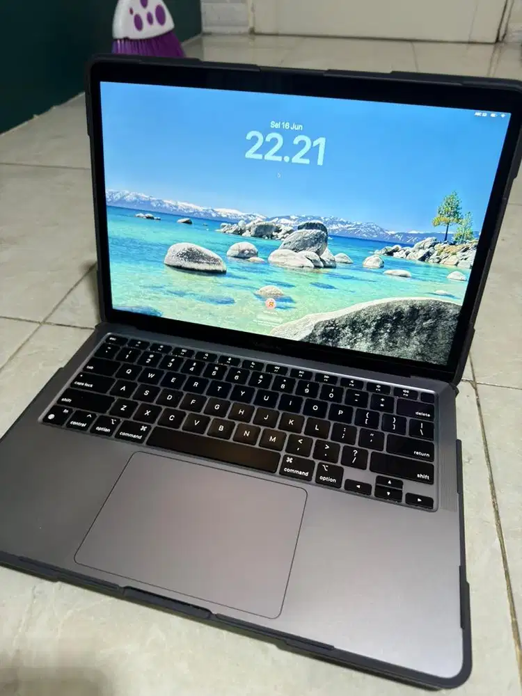 Macbook air M1 base Model 8/256