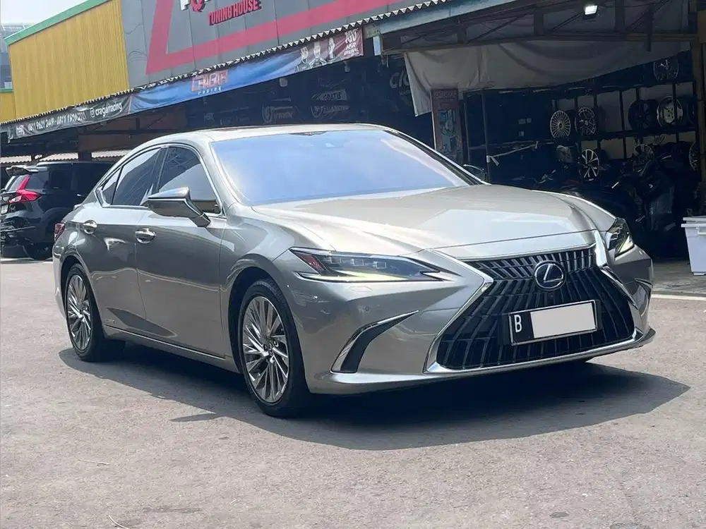 TERMURAH!! LEXUS ES300H ULTRA LUXURY AT GREY 2022