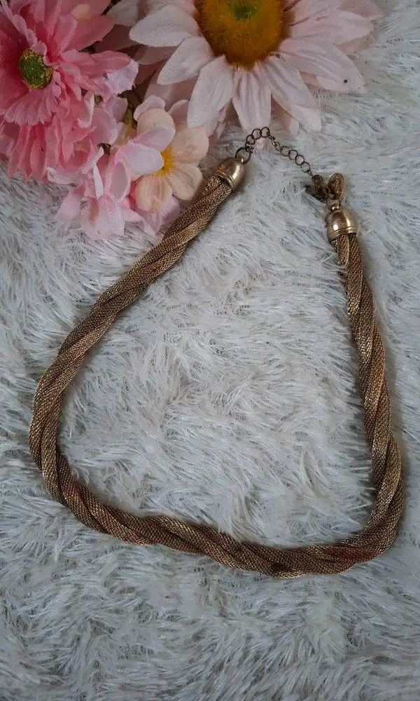 Kalung model choker pendek dengan desain kepang Lovisa (twisted mesh/b