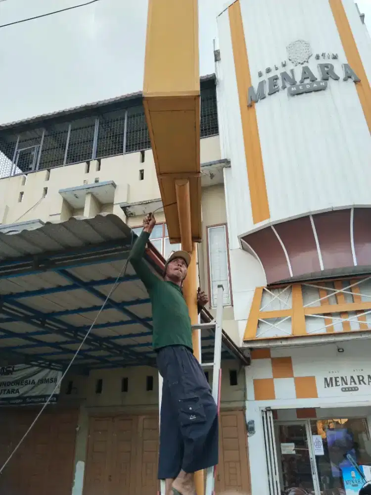 Tukang genteng bocor seng atap rumah lantai dinding merembes talang