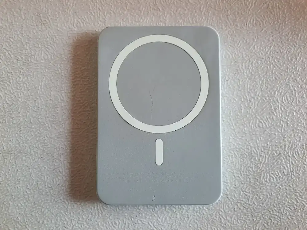 Powerbank Magnetik Infinix XP03 berwarna putih dengan desain ramping