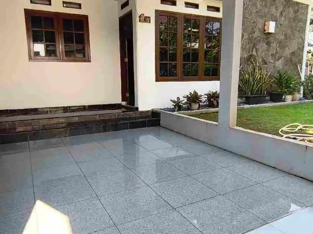Rumah rapi 2 lantai baru renov disewakan di Bukit Golf Cibubur Riverside