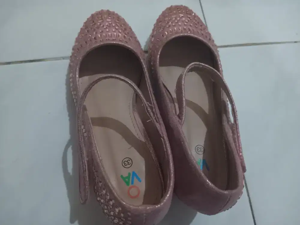 Sepatu prelove anak perempuan