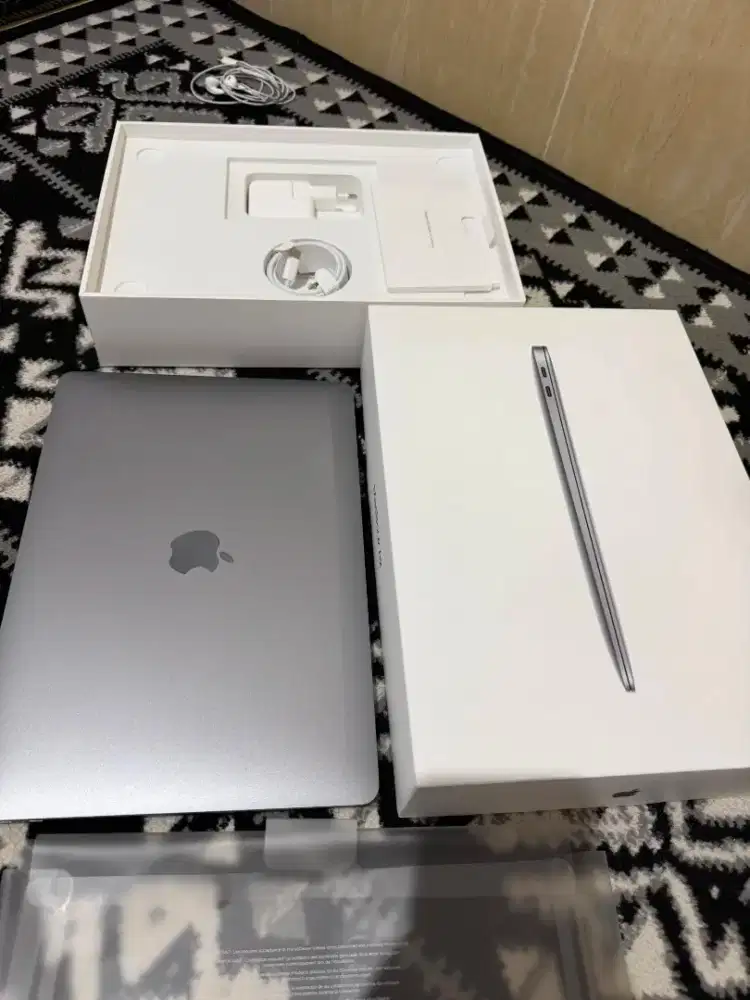 macbook air m1 2020 8/256 space grey like new