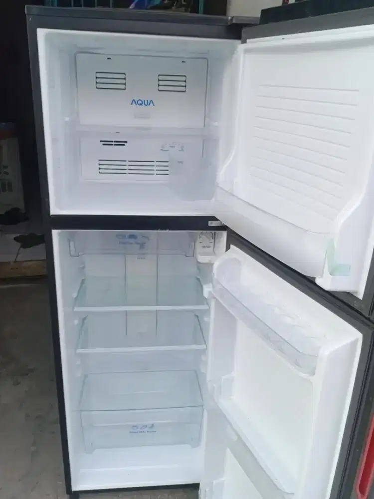 Kulkas 2 pintu merk Aqua