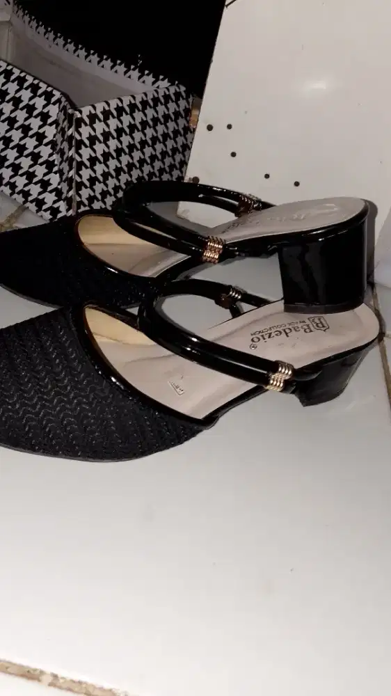 Heels wanita hak tahu