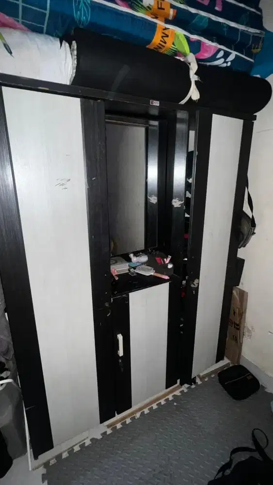 Lemari 3 Pintu Hitam
