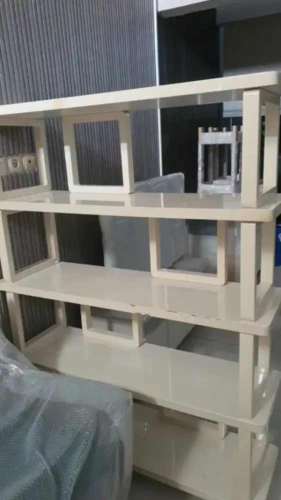 Dijual rak pembatas bekas informa