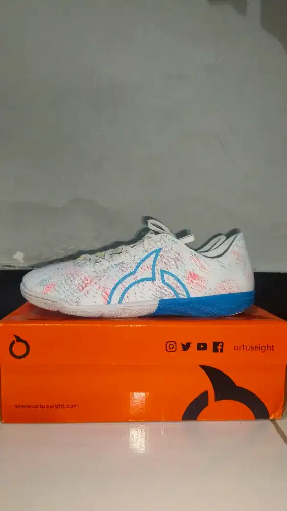 sepatu futsal ortuseight
