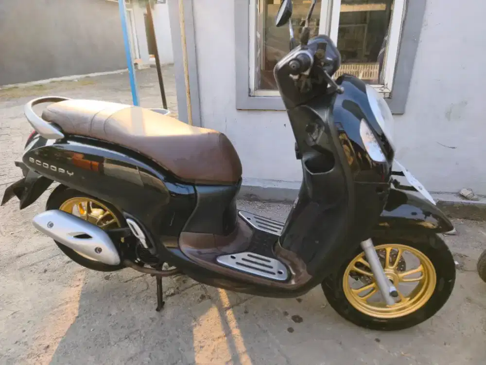 Scoopy Prestige Hitam 2021