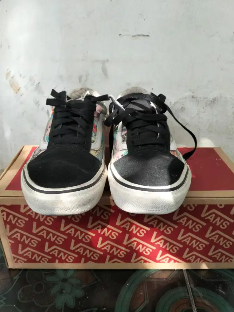 Sepatu Vans motif kartun