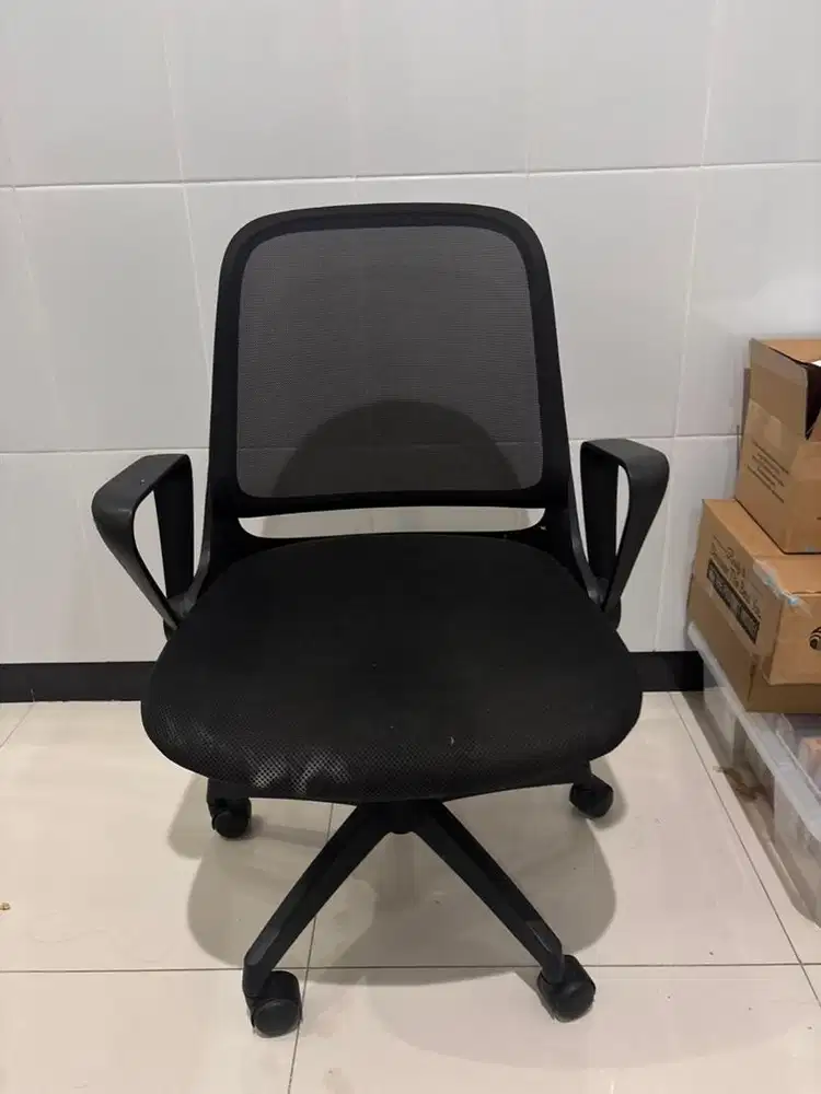 Kursi kantor layak pakai