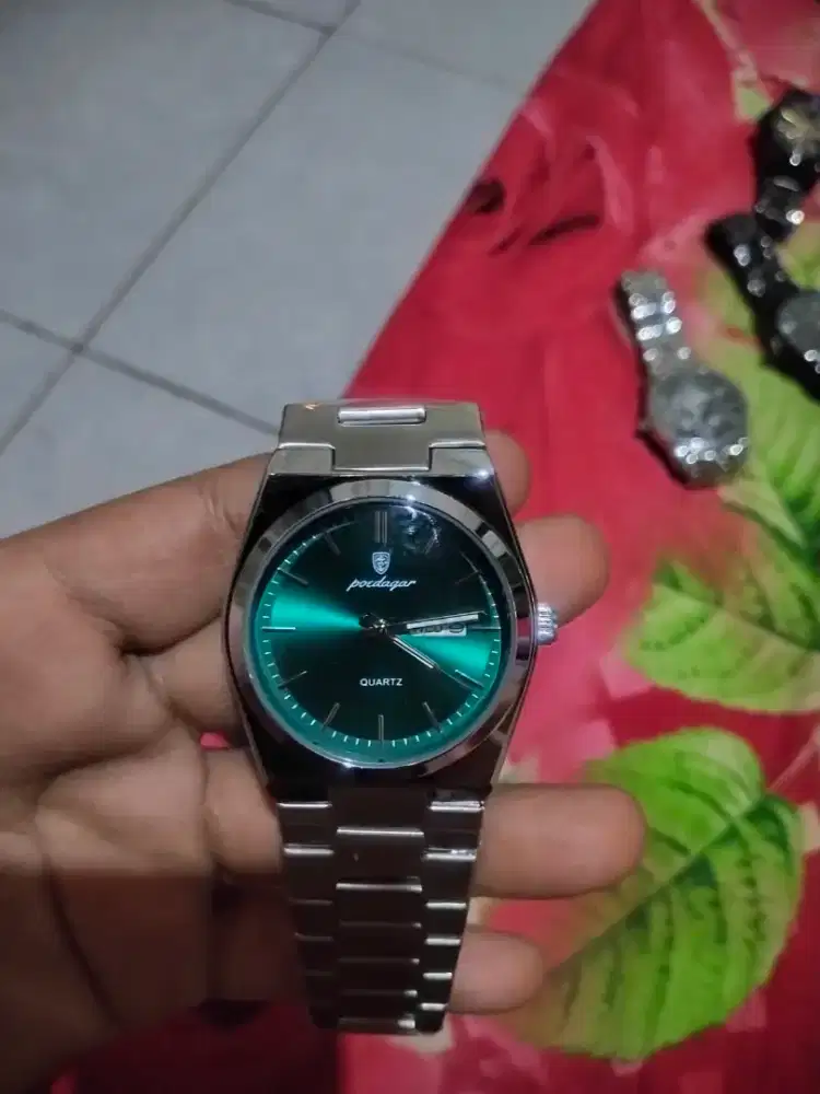 Jam tangan modis dan elegan