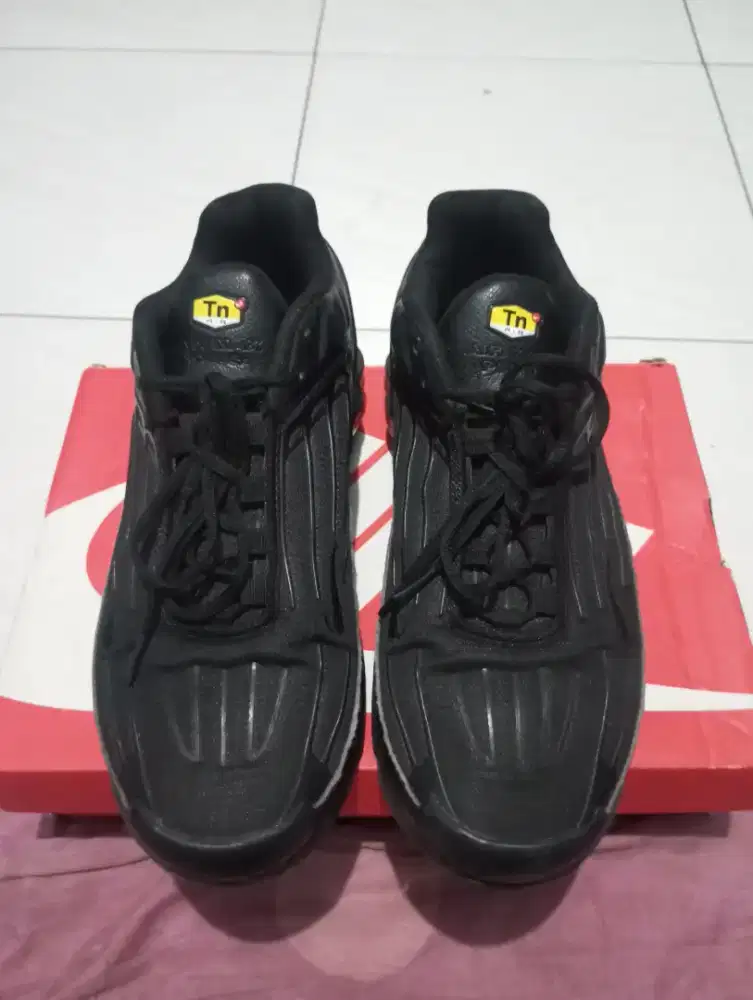 menjual sepatu Nike Tn