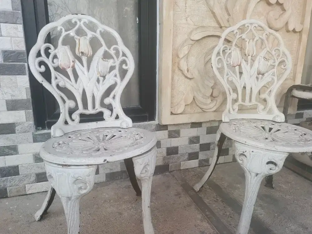 Meja plus 2 kursi taman dari besi, kondisi bagus, DIJUAL segera