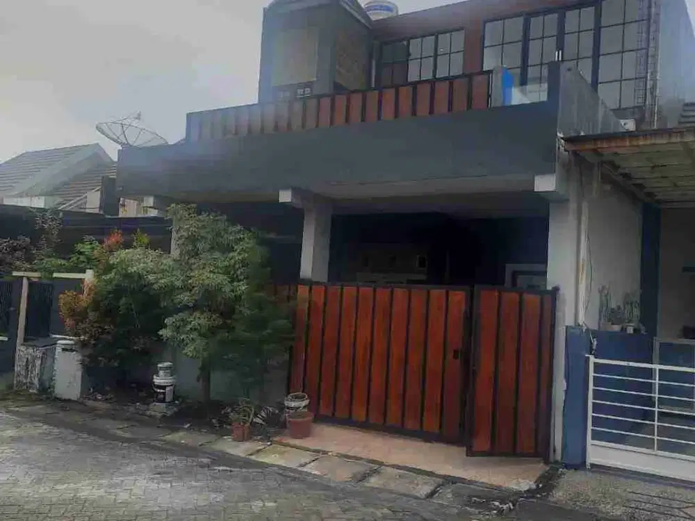 jual rumah 2 lantai dekat kampus UPN, BPN di perum taman rivera regency Medokan Rungkut Surabaya