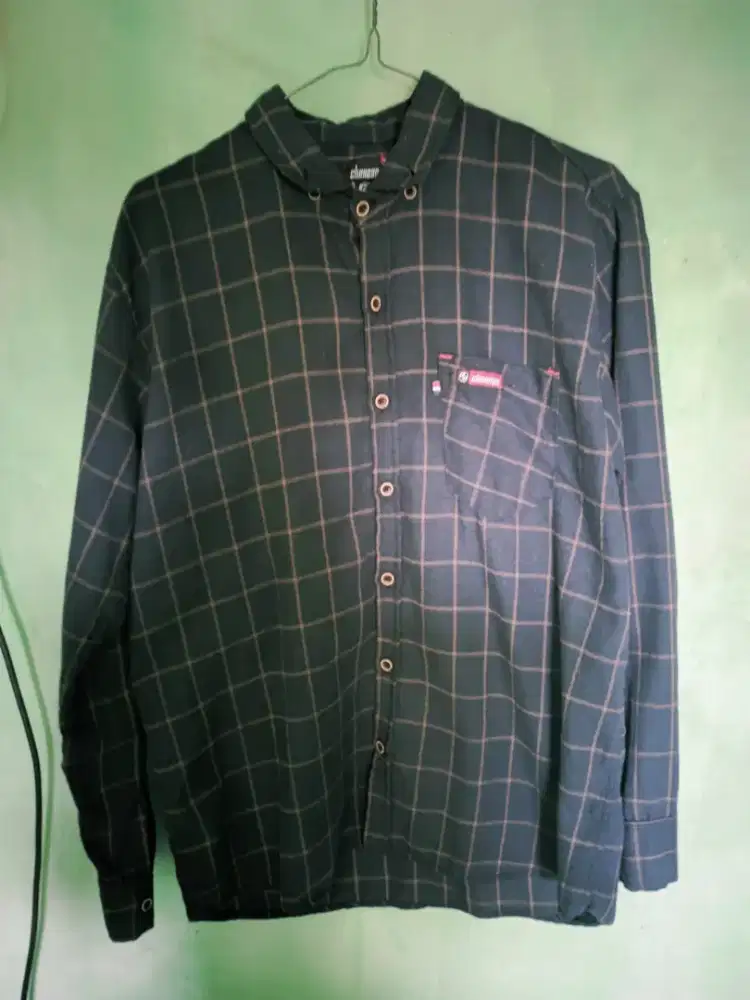 Celana dan kemeja flanel
