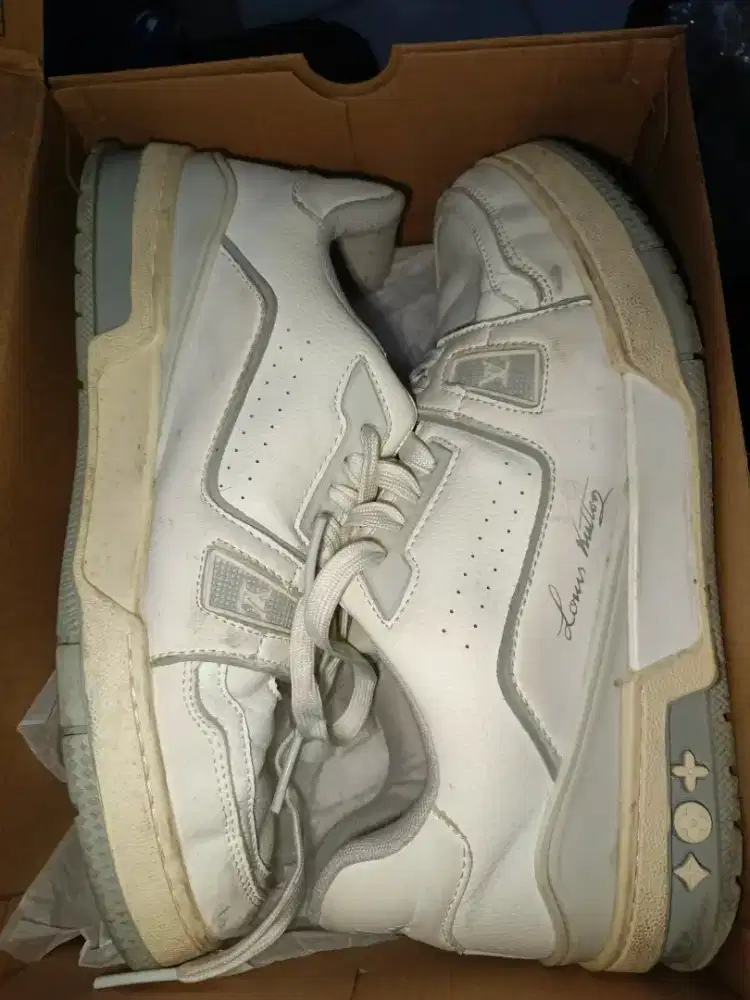 Sepatu LV ori second size 42