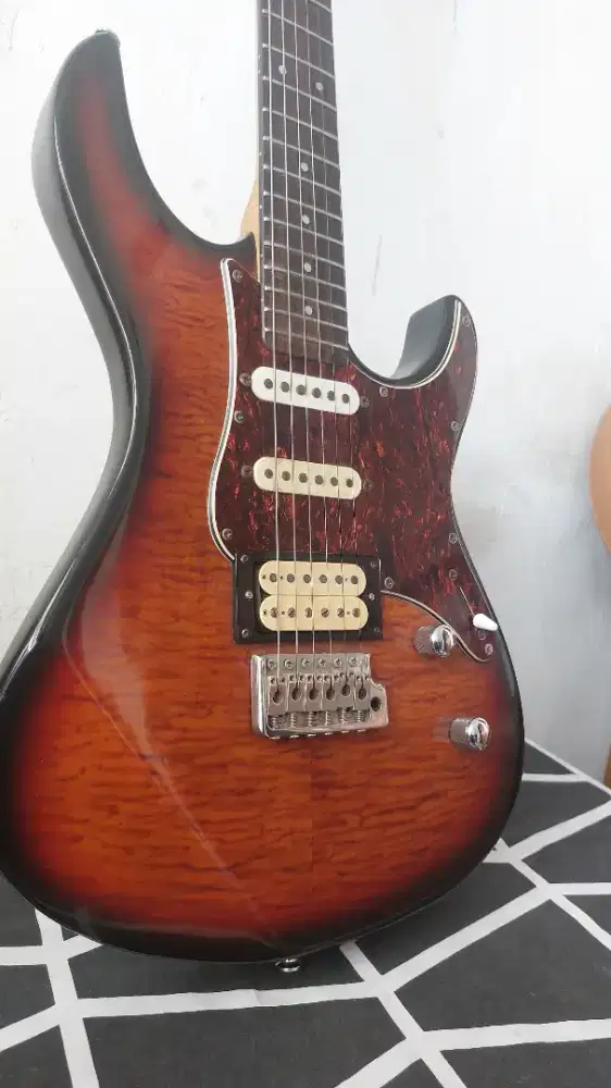 Yamaha Pacifica 212 Vqm