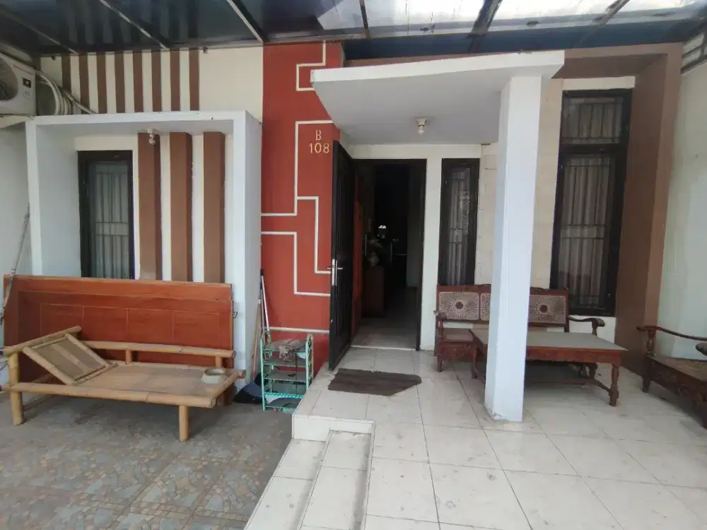 Rumah depan taman dalam komplek