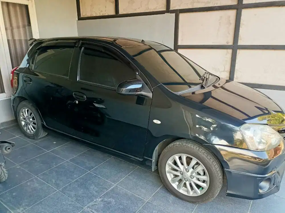 Dijual Toyota Etios Valco type G manual 2014 warna hitam