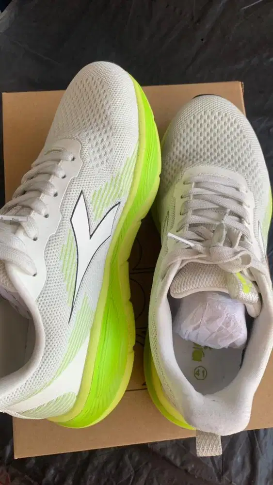 Sepatu Diadora Sepatu Olahraga Preloved Size 41