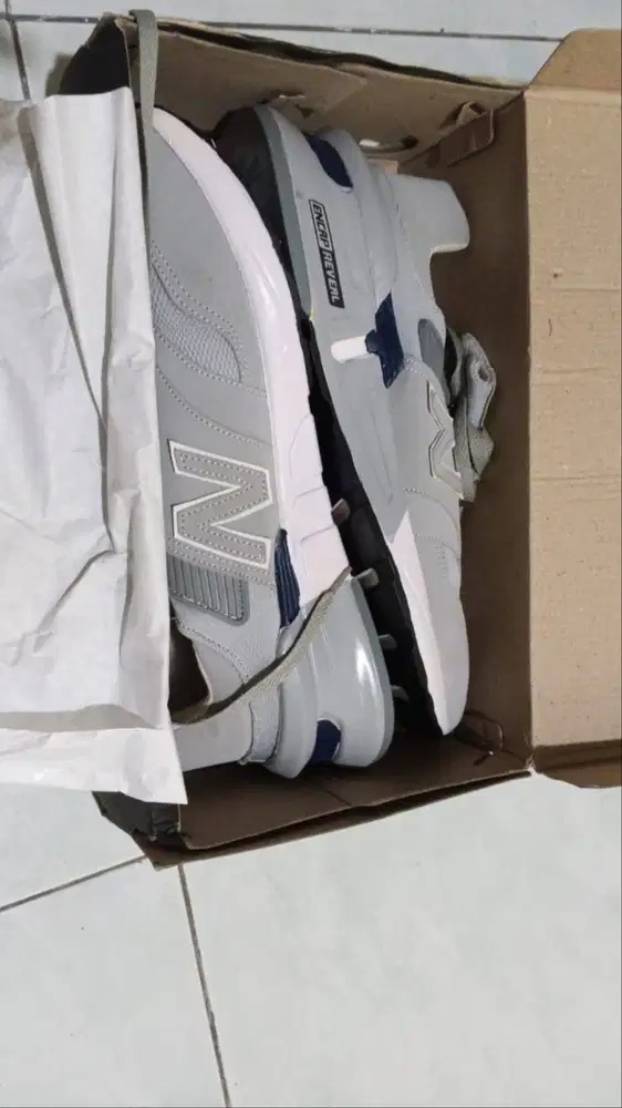 Sepatu NB Abu Krem