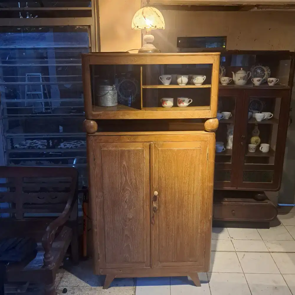 Lemari bola
jati tua

dimensi
P87cm T174cm L40cm